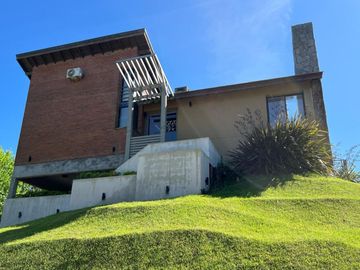 Casa en venta - 4 Dormitorios 3 Baños - Cochera - 1.022Mts2 - Cariló