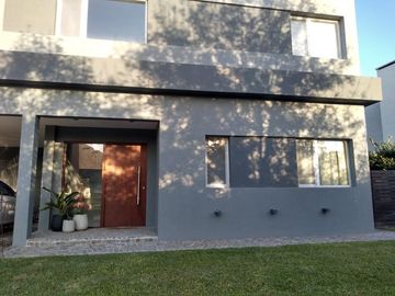 Excelente casa  en venta a la laguna en Canton Islas, Escobar