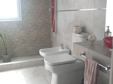 Excelente casa  en venta a la laguna en Canton Islas, Escobar