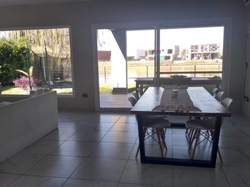 Excelente casa  en venta a la laguna en Canton Islas, Escobar