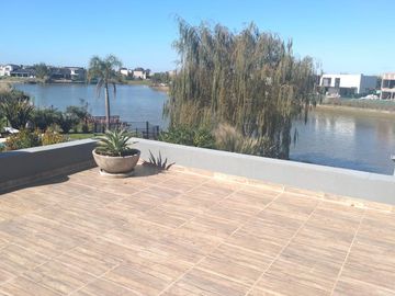 Excelente casa  en venta a la laguna en Canton Islas, Escobar