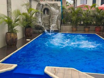 VENTA  CASA ESQUINERA  SAMBORONDON  PISCINA /JACUZZI URB ESTANCIAS DEL RIO (OF)