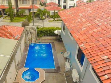 VENTA  CASA ESQUINERA  SAMBORONDON  PISCINA /JACUZZI URB ESTANCIAS DEL RIO (OF)