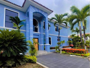 VENTA  CASA ESQUINERA  SAMBORONDON  PISCINA /JACUZZI URB ESTANCIAS DEL RIO (OF)