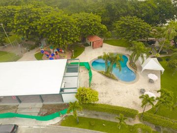 VENTA  CASA ESQUINERA  SAMBORONDON  PISCINA /JACUZZI URB ESTANCIAS DEL RIO (OF)