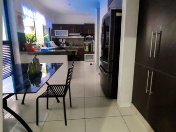 VENTA  CASA ESQUINERA  SAMBORONDON  PISCINA /JACUZZI URB ESTANCIAS DEL RIO (OF)