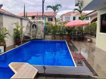 VENTA  CASA ESQUINERA  SAMBORONDON  PISCINA /JACUZZI URB ESTANCIAS DEL RIO (OF)