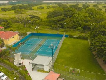 VENTA  CASA ESQUINERA  SAMBORONDON  PISCINA /JACUZZI URB ESTANCIAS DEL RIO (OF)