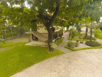 VENTA  CASA ESQUINERA  SAMBORONDON  PISCINA /JACUZZI URB ESTANCIAS DEL RIO (OF)