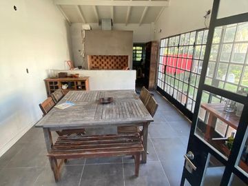Casa en  barrio residencial de Temperley Este