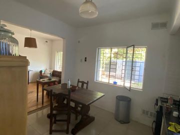 Casa en  barrio residencial de Temperley Este