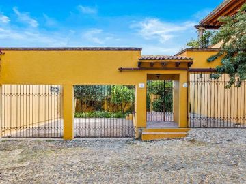 Casa en Venta cerca de Centro en San Miguel – Diseño colonial y Amueblada