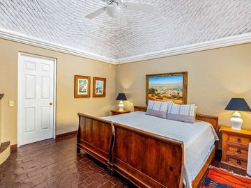 Casa en Venta cerca de Centro en San Miguel – Diseño colonial y Amueblada
