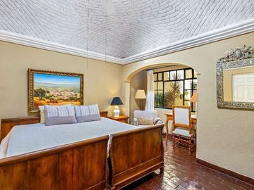Casa en Venta cerca de Centro en San Miguel – Diseño colonial y Amueblada
