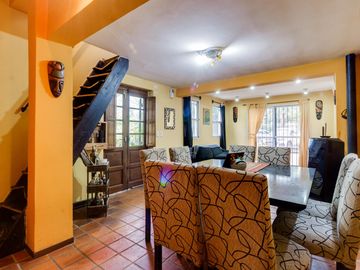 Casa en  Barrio Santa Amelia - Doble lote
