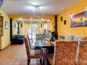 Casa en  Barrio Santa Amelia - Doble lote