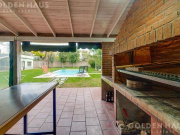 Casa en  Barrio Santa Amelia - Doble lote