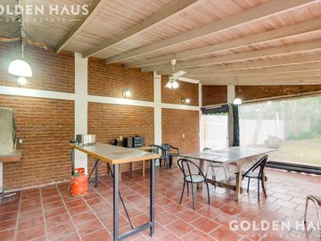 Casa en  Barrio Santa Amelia - Doble lote
