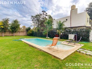 Casa en  Barrio Santa Amelia - Doble lote