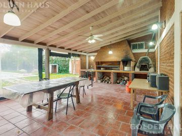 Casa en  Barrio Santa Amelia - Doble lote