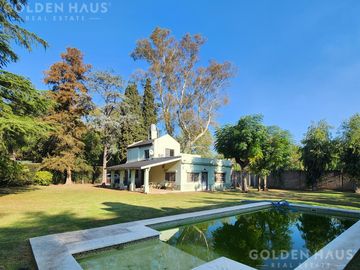 Casa en  Barrio Santa Amelia - Doble lote