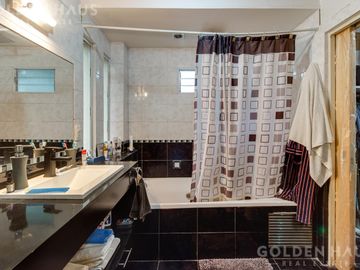 Casa en  Barrio Santa Amelia - Doble lote