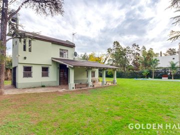 Casa en  Barrio Santa Amelia - Doble lote