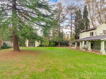 Casa en  Barrio Santa Amelia - Doble lote