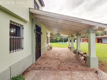 Casa en  Barrio Santa Amelia - Doble lote