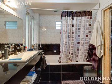 Casa en  Barrio Santa Amelia - Doble lote