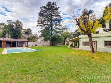 Casa en  Barrio Santa Amelia - Doble lote