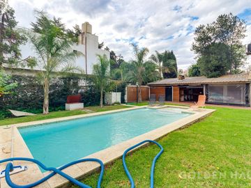 Casa en  Barrio Santa Amelia - Doble lote