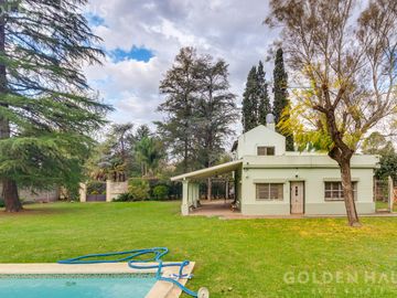Casa en  Barrio Santa Amelia - Doble lote