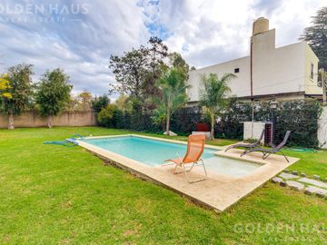 Casa en  Barrio Santa Amelia - Doble lote