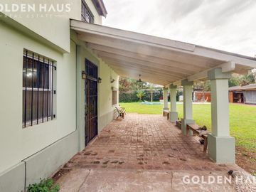 Casa en  Barrio Santa Amelia - Doble lote