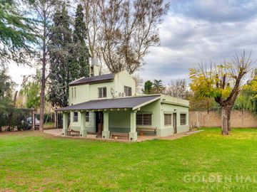 Casa en  Barrio Santa Amelia - Doble lote