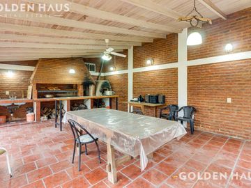 Casa en  Barrio Santa Amelia - Doble lote