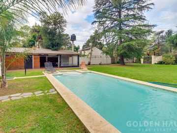 Casa en  Barrio Santa Amelia - Doble lote
