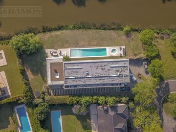 Casa a la laguna, con 4 dormitorios  en venta en  El Golf - Nordelta