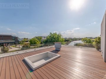 Casa a la laguna, con 4 dormitorios  en venta en  El Golf - Nordelta