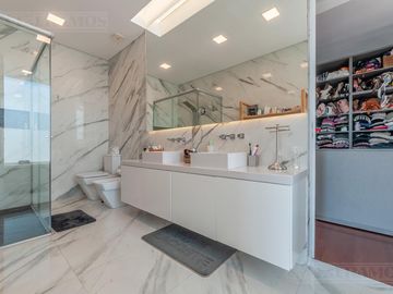 Casa a la laguna, con 4 dormitorios  en venta en  El Golf - Nordelta