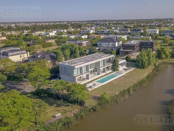 Casa a la laguna, con 4 dormitorios  en venta en  El Golf - Nordelta