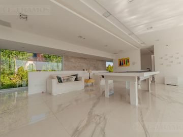 Casa a la laguna, con 4 dormitorios  en venta en  El Golf - Nordelta
