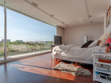 Casa a la laguna, con 4 dormitorios  en venta en  El Golf - Nordelta