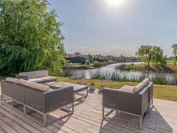 Casa a la laguna, con 4 dormitorios  en venta en  El Golf - Nordelta