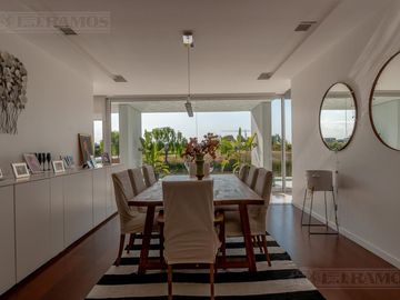 Casa a la laguna, con 4 dormitorios  en venta en  El Golf - Nordelta