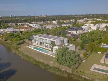 Casa a la laguna, con 4 dormitorios  en venta en  El Golf - Nordelta