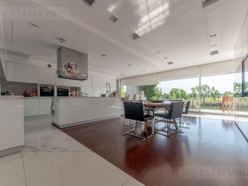 Casa a la laguna, con 4 dormitorios  en venta en  El Golf - Nordelta