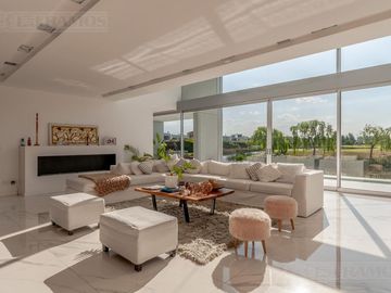 Casa a la laguna, con 4 dormitorios  en venta en  El Golf - Nordelta