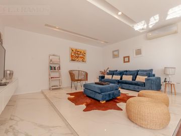 Casa a la laguna, con 4 dormitorios  en venta en  El Golf - Nordelta